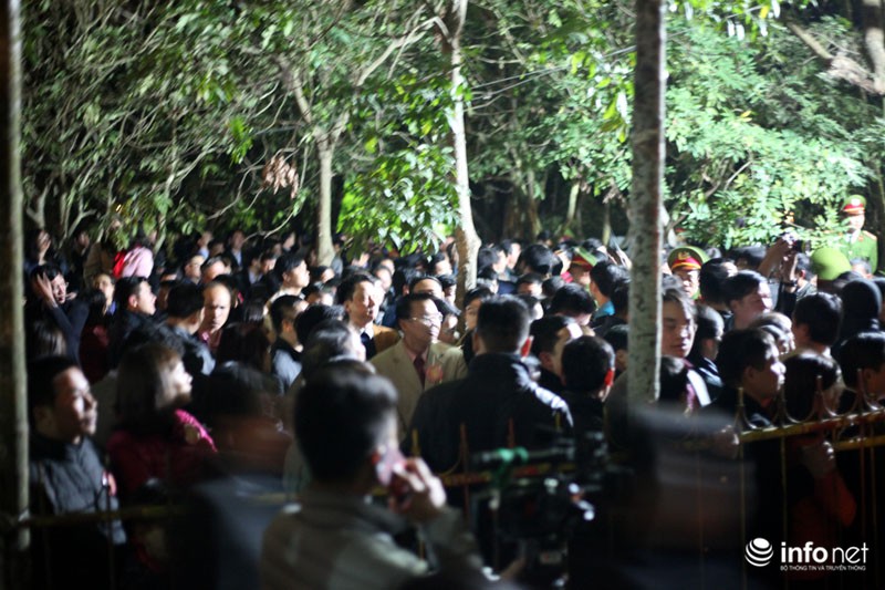 Ban tổ chức Lễ hội khai ấn đền Trần “nhốt” đại biểu, khách mời ở gốc cây - ảnh 2