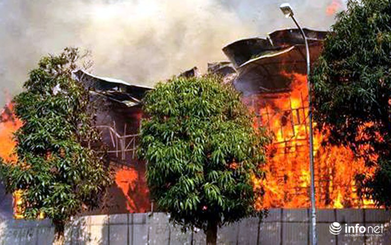 Cận cảnh hơn chục xe cứu hỏa lao đến dập lửa khu nhà bỏ hoang - ảnh 1