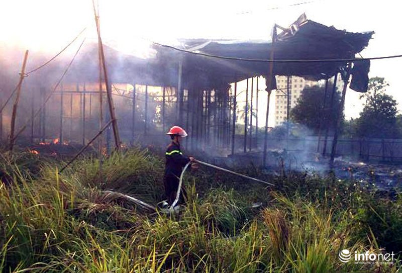 Cận cảnh hơn chục xe cứu hỏa lao đến dập lửa khu nhà bỏ hoang - ảnh 10