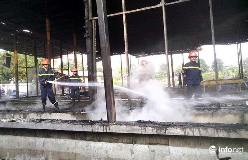 Cận cảnh hơn chục xe cứu hỏa lao đến dập lửa khu nhà bỏ hoang - ảnh 11