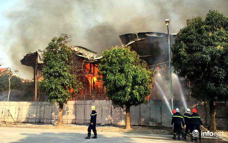 Cận cảnh hơn chục xe cứu hỏa lao đến dập lửa khu nhà bỏ hoang - ảnh 3