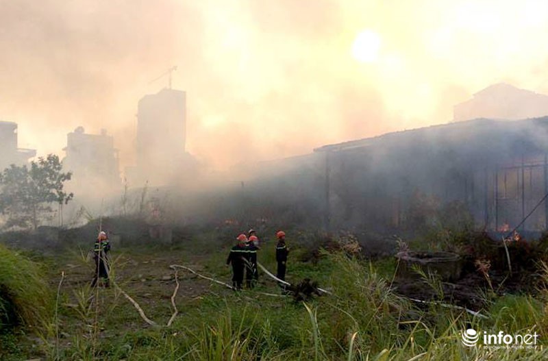 Cận cảnh hơn chục xe cứu hỏa lao đến dập lửa khu nhà bỏ hoang - ảnh 4