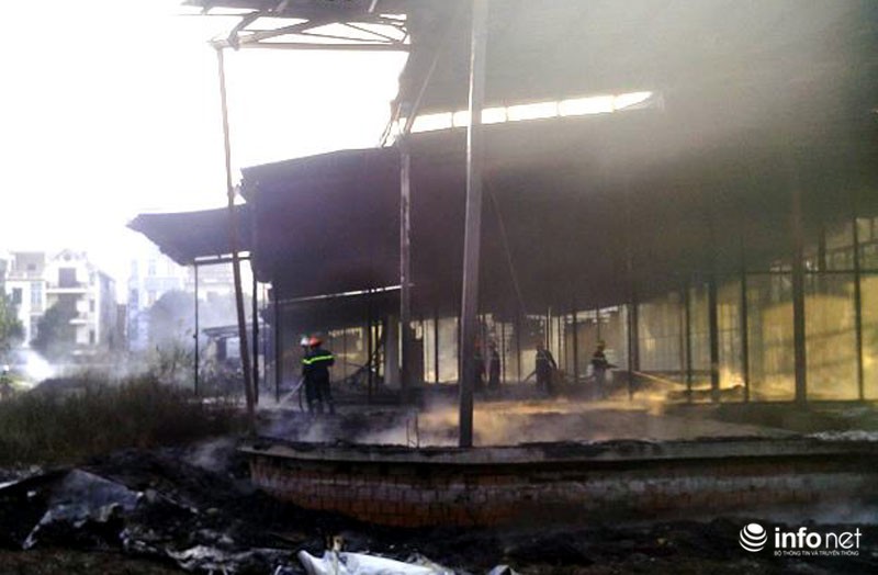 Cận cảnh hơn chục xe cứu hỏa lao đến dập lửa khu nhà bỏ hoang - ảnh 5