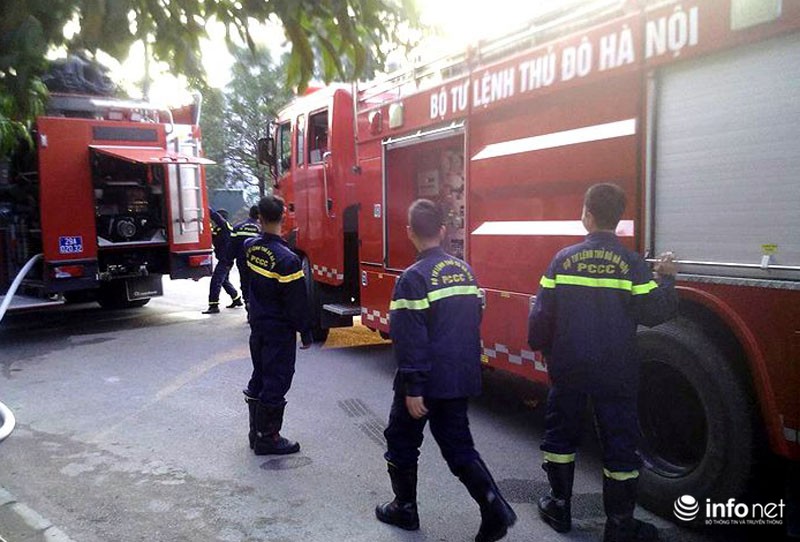 Cận cảnh hơn chục xe cứu hỏa lao đến dập lửa khu nhà bỏ hoang - ảnh 6