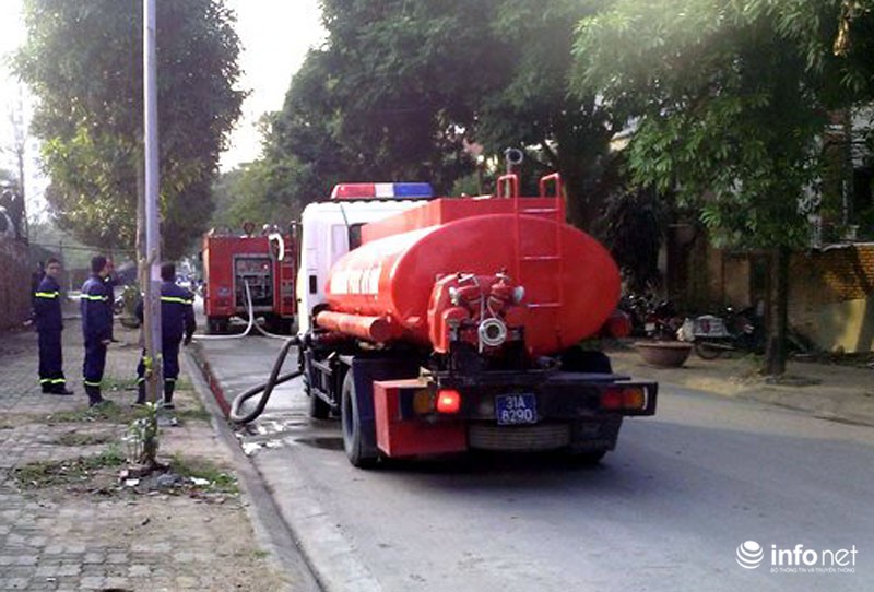 Cận cảnh hơn chục xe cứu hỏa lao đến dập lửa khu nhà bỏ hoang - ảnh 7