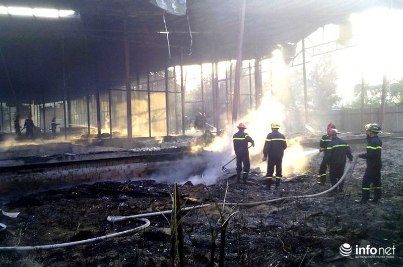 Cận cảnh hơn chục xe cứu hỏa lao đến dập lửa khu nhà bỏ hoang - ảnh 8