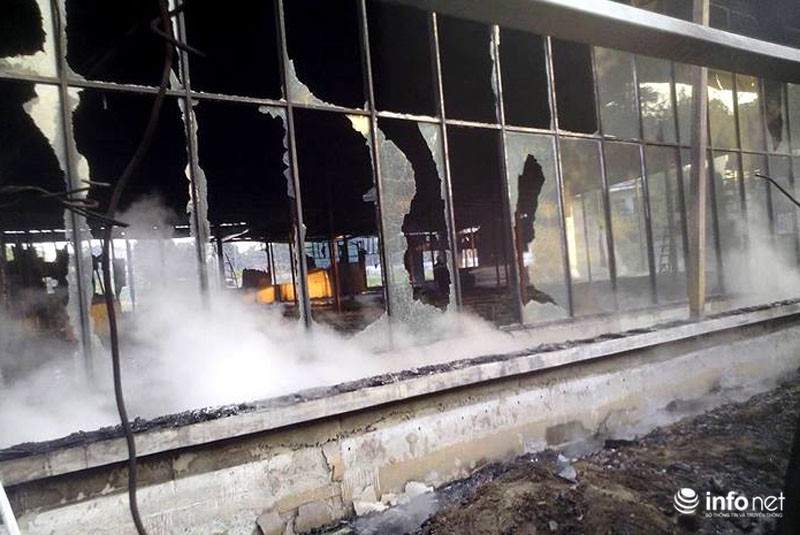 Cận cảnh hơn chục xe cứu hỏa lao đến dập lửa khu nhà bỏ hoang - ảnh 9