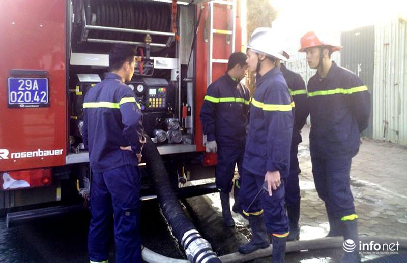 Cận cảnh hơn chục xe cứu hỏa lao đến dập lửa khu nhà bỏ hoang - ảnh 2