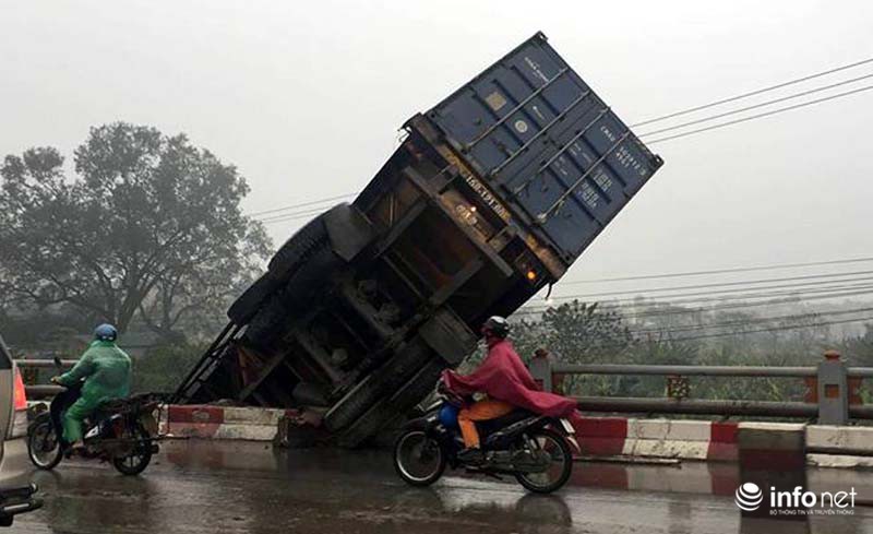 Ba xe ô tô lao xuống cầu Thanh Trì, giao thông ách tắc - ảnh 3