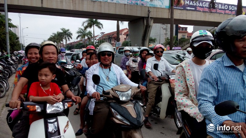 Dòng người “bủa vây” Thiên đường Bảo Sơn, vườn thú Thủ Lệ - ảnh 3