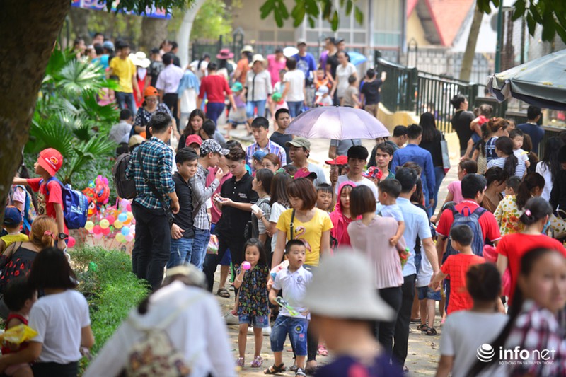 Dòng người “bủa vây” Thiên đường Bảo Sơn, vườn thú Thủ Lệ - ảnh 16