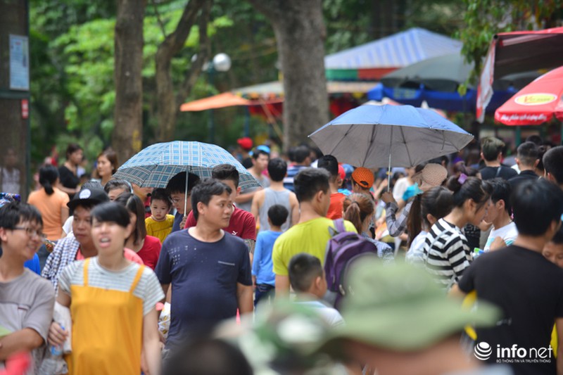 Dòng người “bủa vây” Thiên đường Bảo Sơn, vườn thú Thủ Lệ - ảnh 19