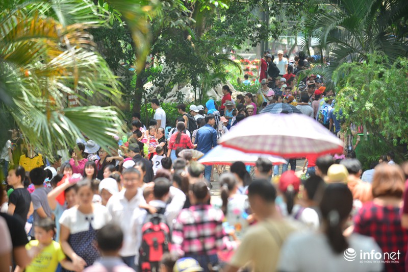 Dòng người “bủa vây” Thiên đường Bảo Sơn, vườn thú Thủ Lệ - ảnh 13