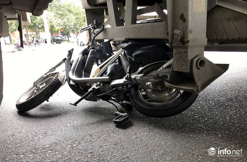 Cô gái trẻ đi xe đạp điện bị cuốn vào gầm xe bồn, tử vong - ảnh 4