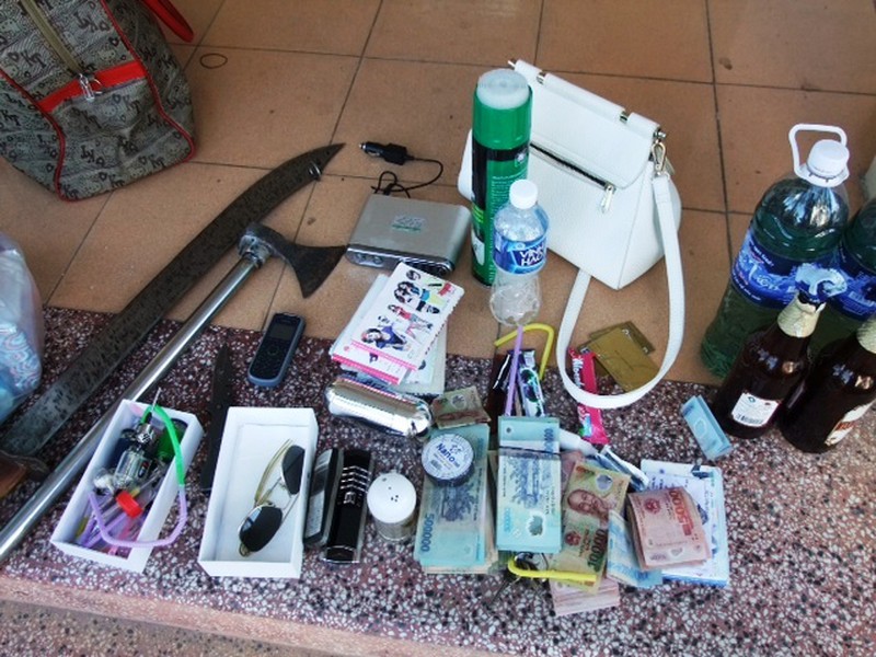 CSGT phát hiện ma túy, hung khí nguy hiểm trên ô tô 7 chỗ - ảnh 2