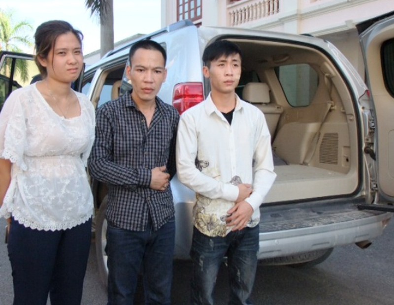 CSGT phát hiện ma túy, hung khí nguy hiểm trên ô tô 7 chỗ - ảnh 1