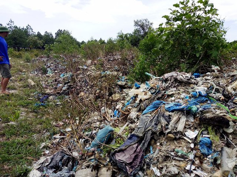 Hà Tĩnh: Phát hiện hàng trăm tấn rác thải có chữ Trung Quốc đổ vào rừng - ảnh 1