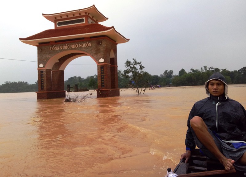 Hà Tĩnh: Hàng loạt hồ chứa đang xả lũ, hơn 1.000 hộ dân bị ngập - ảnh 2