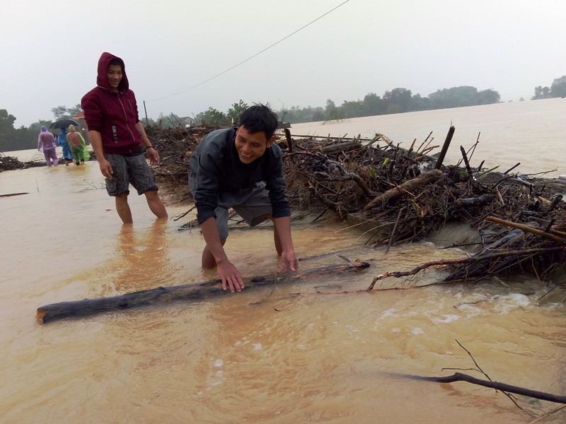 Hà Tĩnh: Hàng loạt hồ chứa đang xả lũ, hơn 1.000 hộ dân bị ngập - ảnh 4