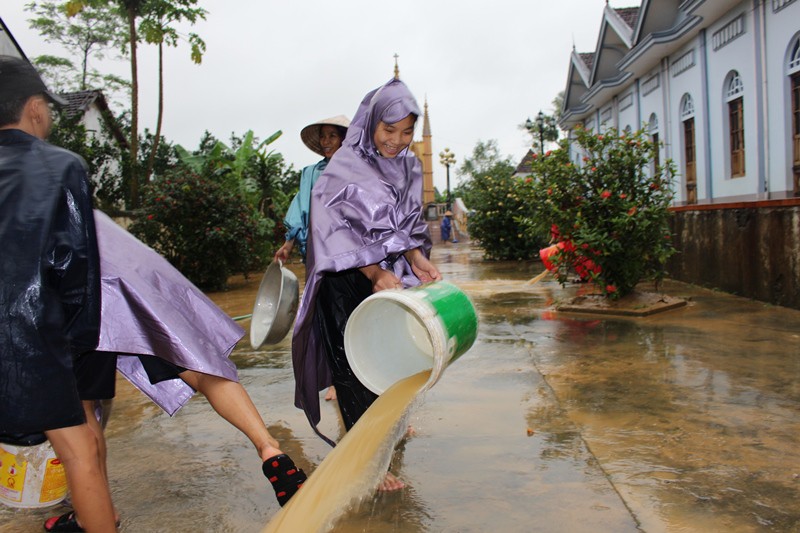 Hà Tĩnh: Hàng loạt hồ chứa đang xả lũ, hơn 1.000 hộ dân bị ngập - ảnh 6
