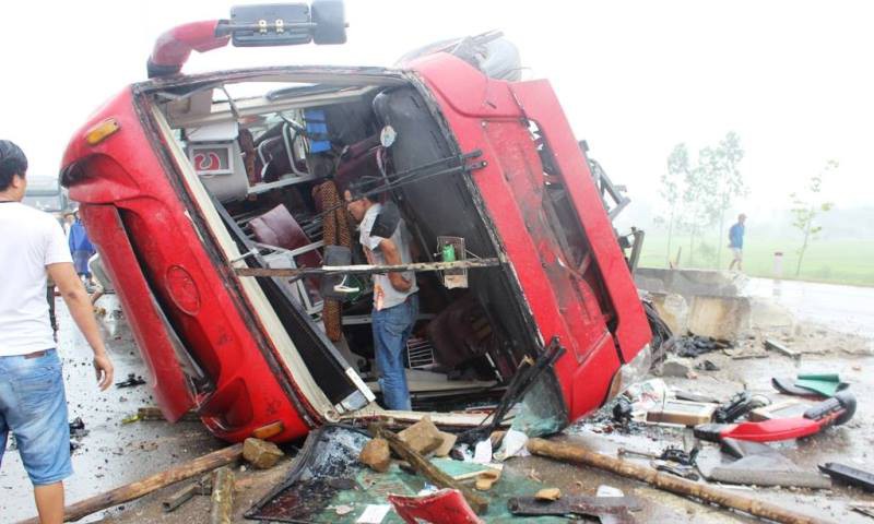 Hà Tĩnh: Xe khách lật ngửa giữa quốc lộ, ít nhất 2 người tử vong - ảnh 6