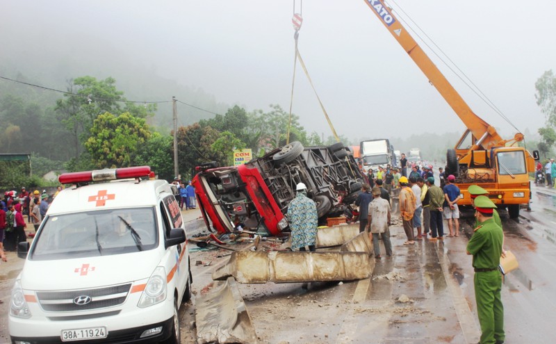 Hà Tĩnh: Xe khách lật ngửa giữa quốc lộ, ít nhất 2 người tử vong - ảnh 1