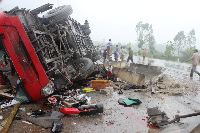 Hà Tĩnh: Xe khách lật ngửa giữa quốc lộ, ít nhất 2 người tử vong - ảnh 2