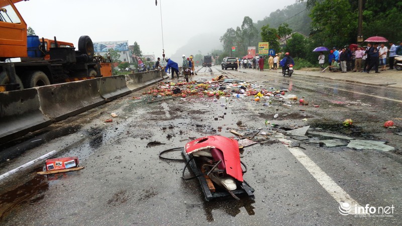 Hà Tĩnh: Xe khách lật ngửa giữa quốc lộ, ít nhất 2 người tử vong - ảnh 7