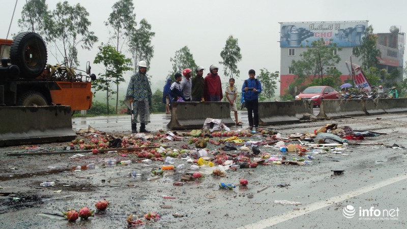 Hà Tĩnh: Xe khách lật ngửa giữa quốc lộ, ít nhất 2 người tử vong - ảnh 3
