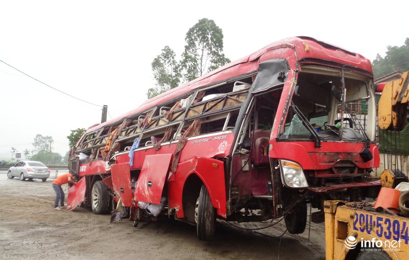 Hà Tĩnh: Xe khách lật ngửa giữa quốc lộ, ít nhất 2 người tử vong - ảnh 4