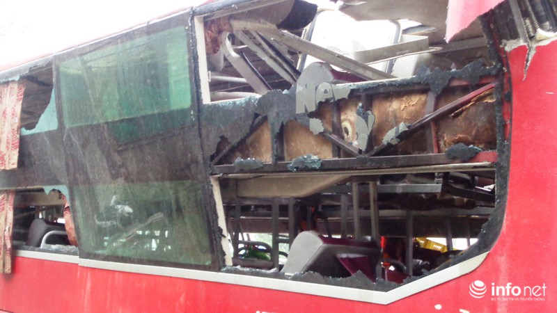 Hà Tĩnh: Xe khách lật ngửa giữa quốc lộ, ít nhất 2 người tử vong - ảnh 5