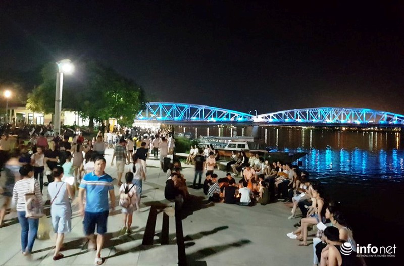 Miền Trung: Nắng nóng, gió Lào bỏng rát, người dân thắp đèn ra đồng từ 4h sáng - ảnh 14