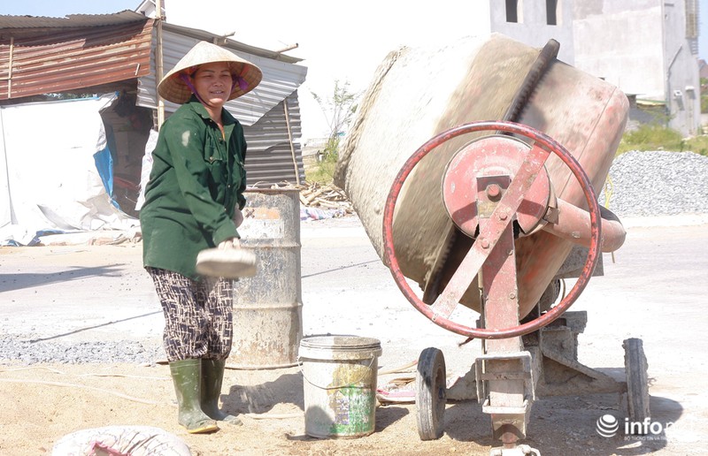 Miền Trung: Nắng nóng, gió Lào bỏng rát, người dân thắp đèn ra đồng từ 4h sáng - ảnh 4