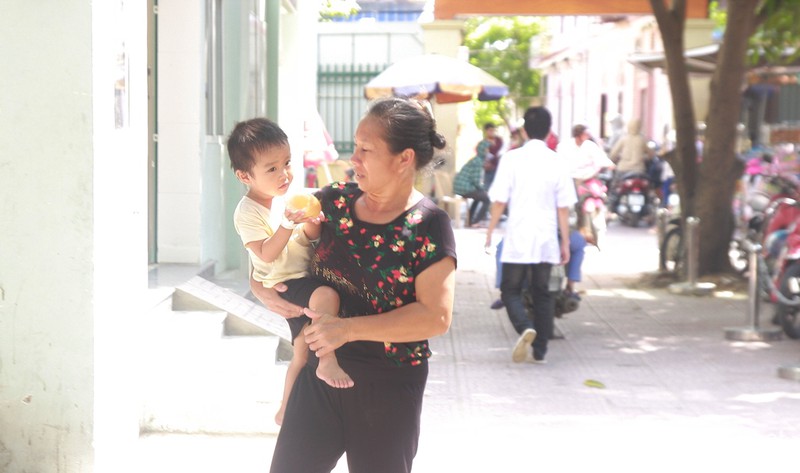 Miền Trung: Nắng nóng, gió Lào bỏng rát, người dân thắp đèn ra đồng từ 4h sáng - ảnh 5