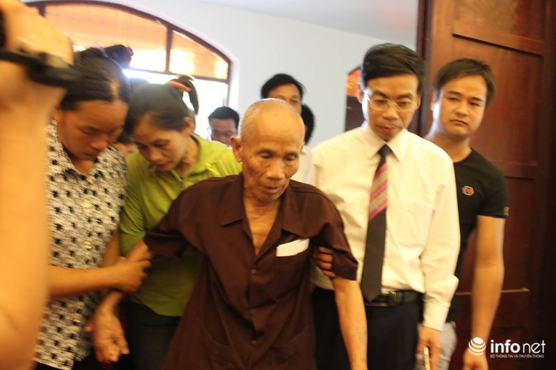 Công khai xin lỗi án oan nhưng Nhà báo không có giấy mời không được chụp ảnh - ảnh 1