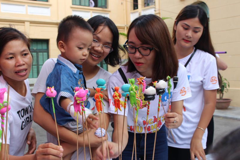 Ngày chủ nhật ấm áp của các bệnh nhi bệnh viện Xanh Pôn - ảnh 1
