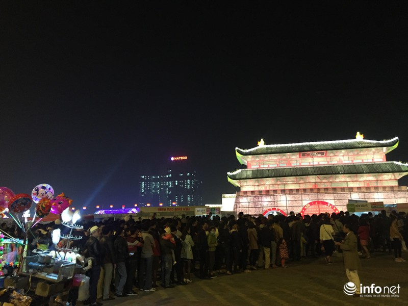 Lễ hội đèn lồng khổng lồ Việt-Hàn: Chen chúc xếp hàng cả giờ đồng hồ chưa mua được vé - ảnh 11