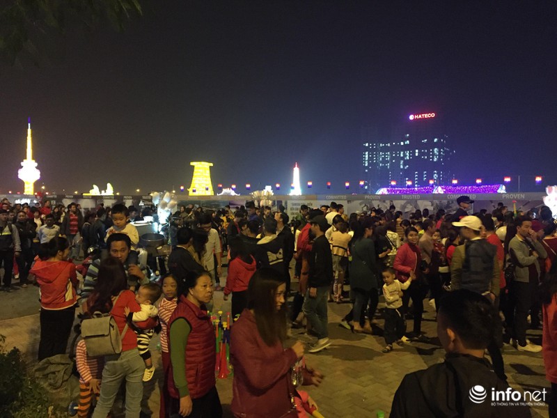 Lễ hội đèn lồng khổng lồ Việt-Hàn: Chen chúc xếp hàng cả giờ đồng hồ chưa mua được vé - ảnh 12