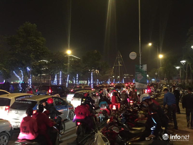 Lễ hội đèn lồng khổng lồ Việt-Hàn: Chen chúc xếp hàng cả giờ đồng hồ chưa mua được vé - ảnh 3
