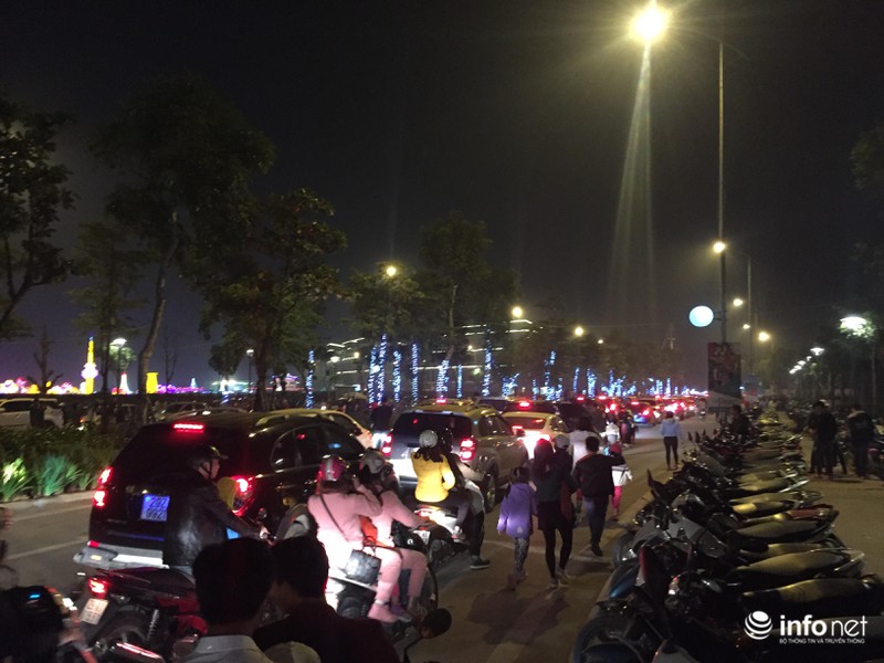 Lễ hội đèn lồng khổng lồ Việt-Hàn: Chen chúc xếp hàng cả giờ đồng hồ chưa mua được vé - ảnh 4