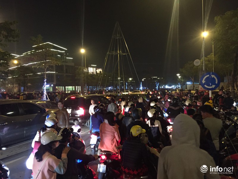 Lễ hội đèn lồng khổng lồ Việt-Hàn: Chen chúc xếp hàng cả giờ đồng hồ chưa mua được vé - ảnh 5