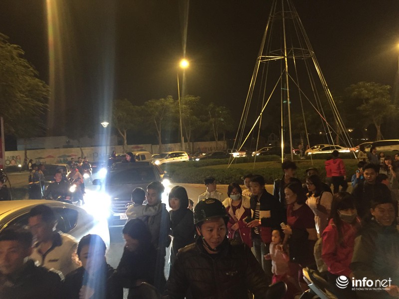Lễ hội đèn lồng khổng lồ Việt-Hàn: Chen chúc xếp hàng cả giờ đồng hồ chưa mua được vé - ảnh 6