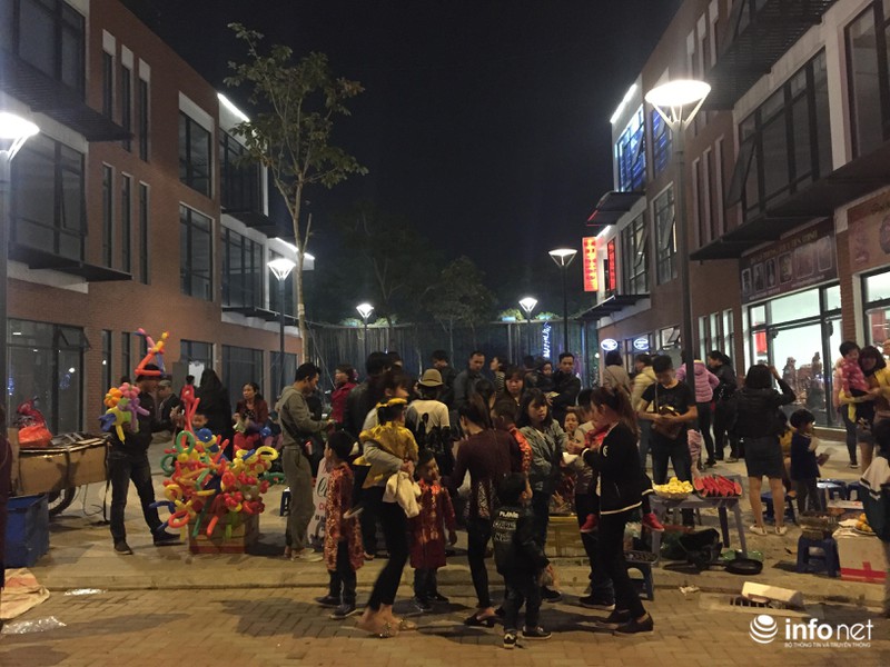 Lễ hội đèn lồng khổng lồ Việt-Hàn: Chen chúc xếp hàng cả giờ đồng hồ chưa mua được vé - ảnh 8