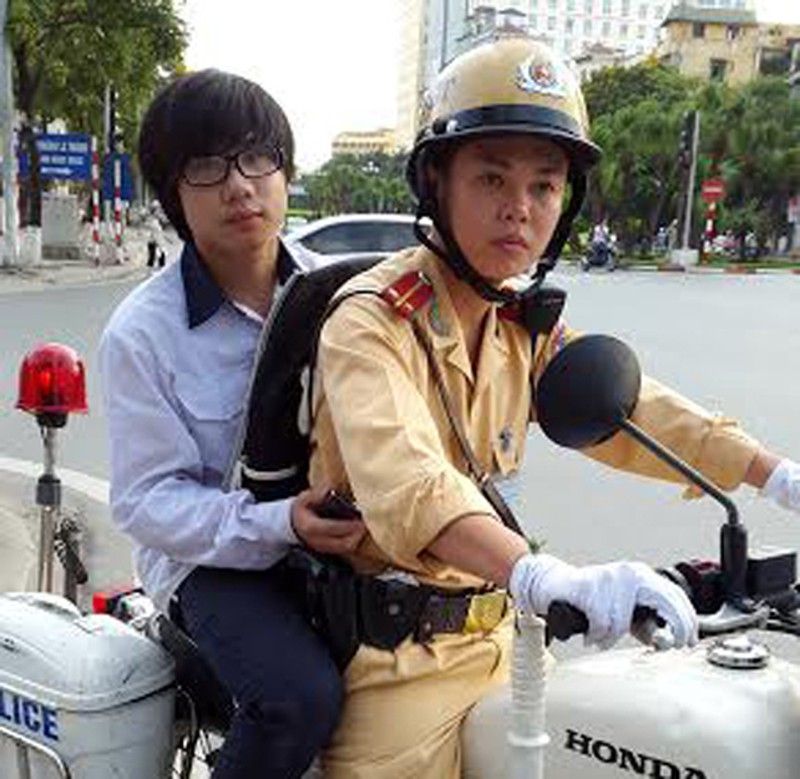 CSGT đưa thí sinh bị tai nạn đến địa điểm thi - ảnh 2