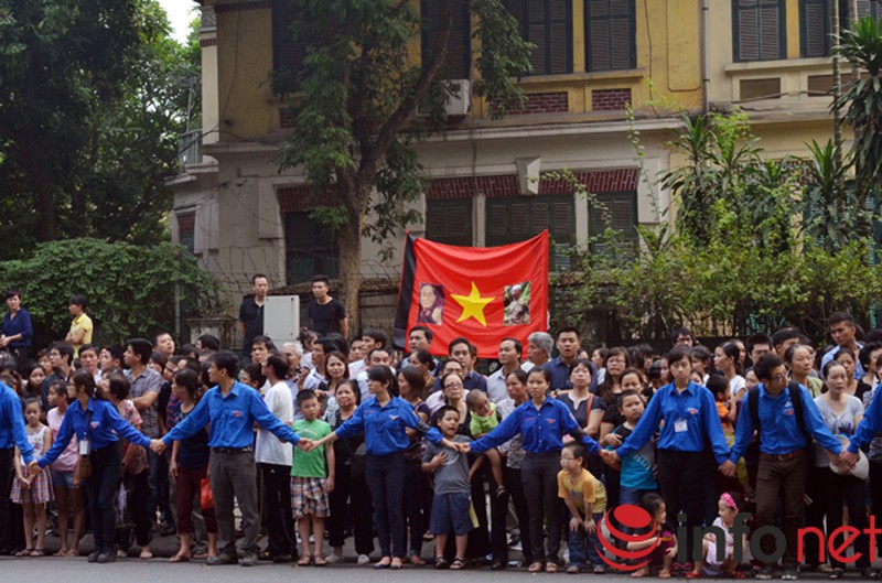 Nhìn lại những hình ảnh xúc động trong ngày mất Đại tướng - ảnh 16