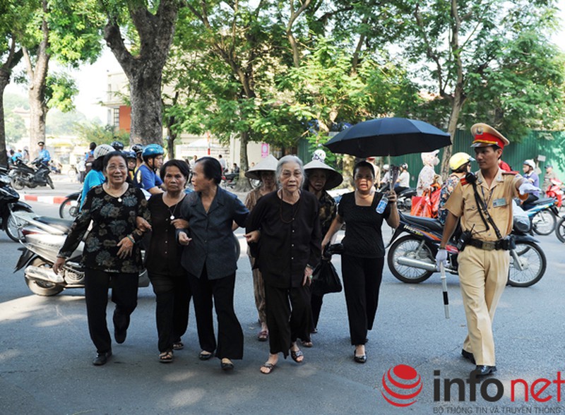 Nhìn lại những hình ảnh xúc động trong ngày mất Đại tướng - ảnh 6