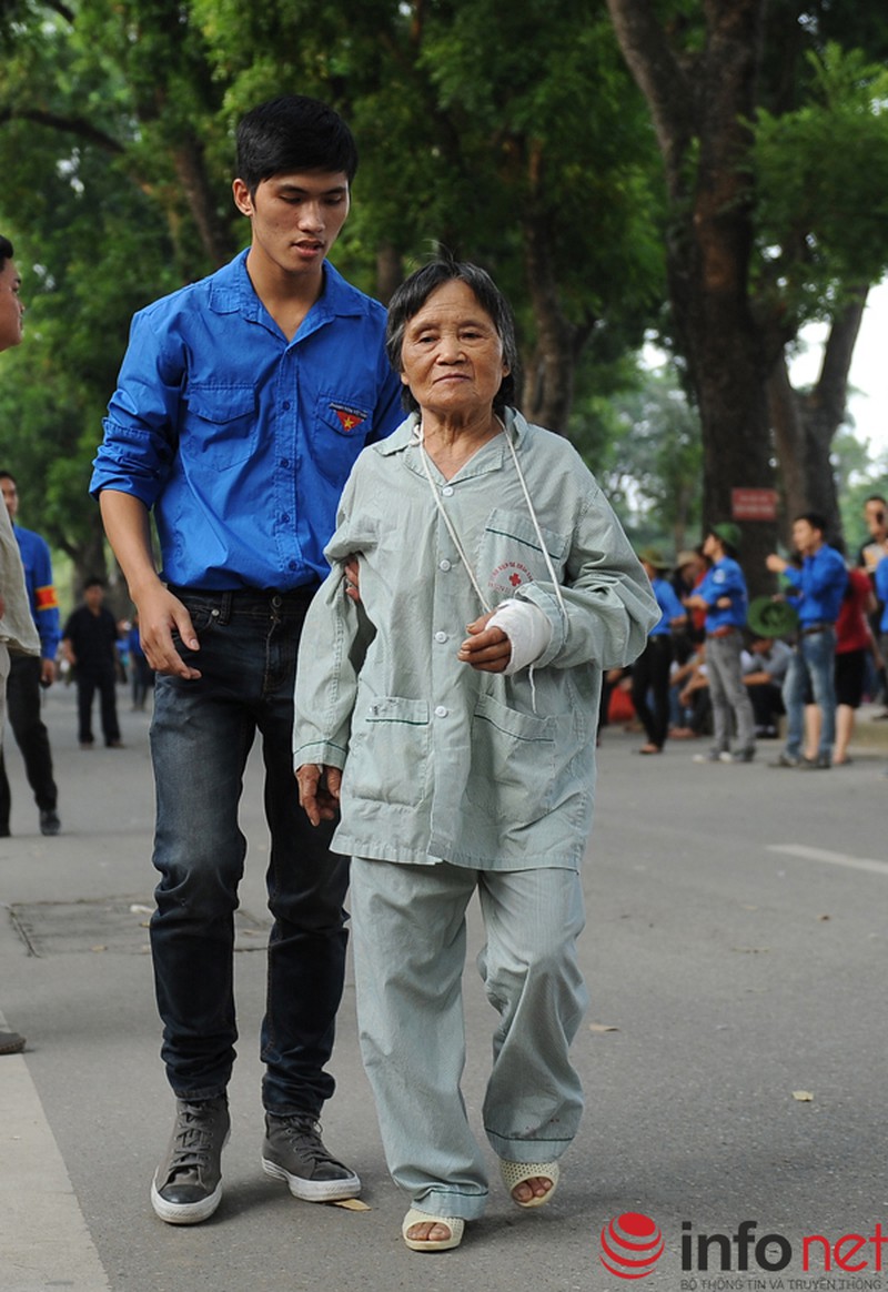 Nhìn lại những hình ảnh xúc động trong ngày mất Đại tướng - ảnh 10