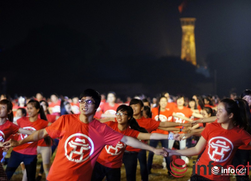 Hơn 1.000 sinh viên Hà Nội nhảy flashmob mừng đại lễ 10/10 - ảnh 11