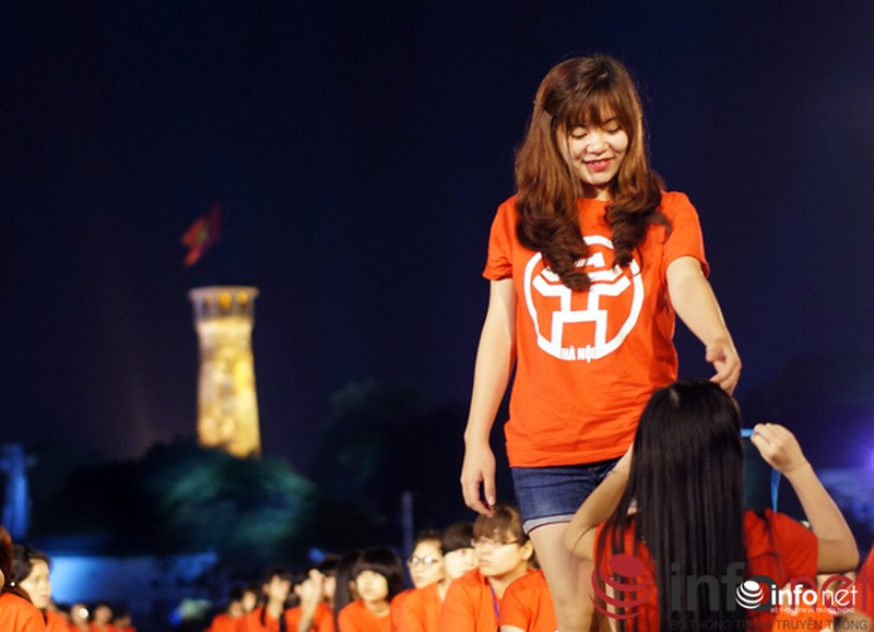 Hơn 1.000 sinh viên Hà Nội nhảy flashmob mừng đại lễ 10/10 - ảnh 2