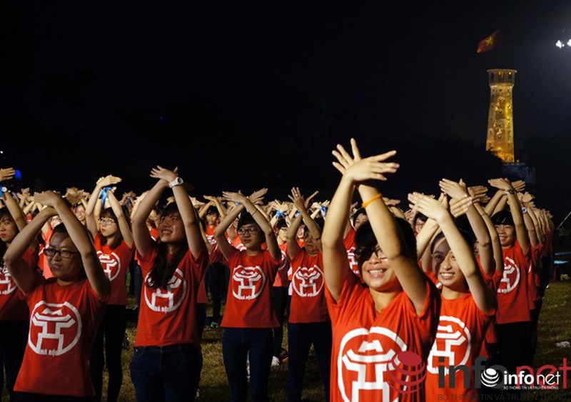 Hơn 1.000 sinh viên Hà Nội nhảy flashmob mừng đại lễ 10/10 - ảnh 5